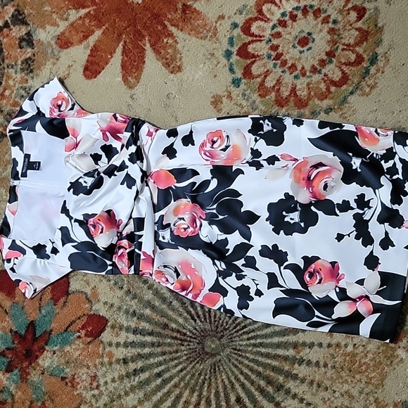 White House Black Market Dresses & Skirts - WHBM Foral Floral Dress
